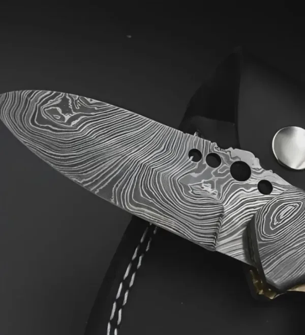 Custom Made Folding Knife , Hand Made Damascus Steel Pocket Knife