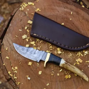 Hand-Forged Damascus Steel Skinner Knife: Stag Horn Handle, Leather Sheath
